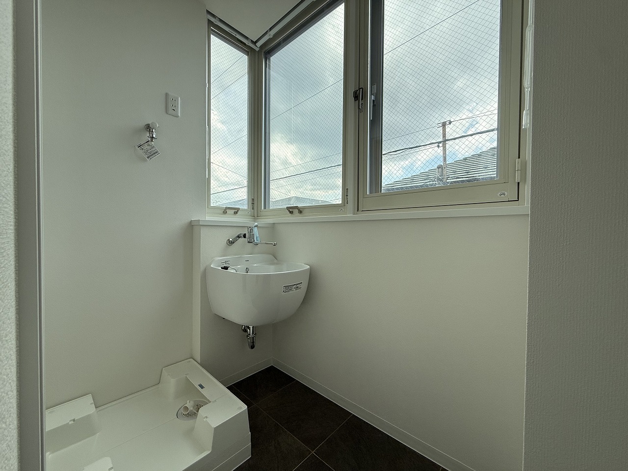 【洗濯機置場(2階)】スロップシンクと洗濯機用防水パンが設置されています。設置可能な洗濯機のサイズ等は現地でお確かめください。