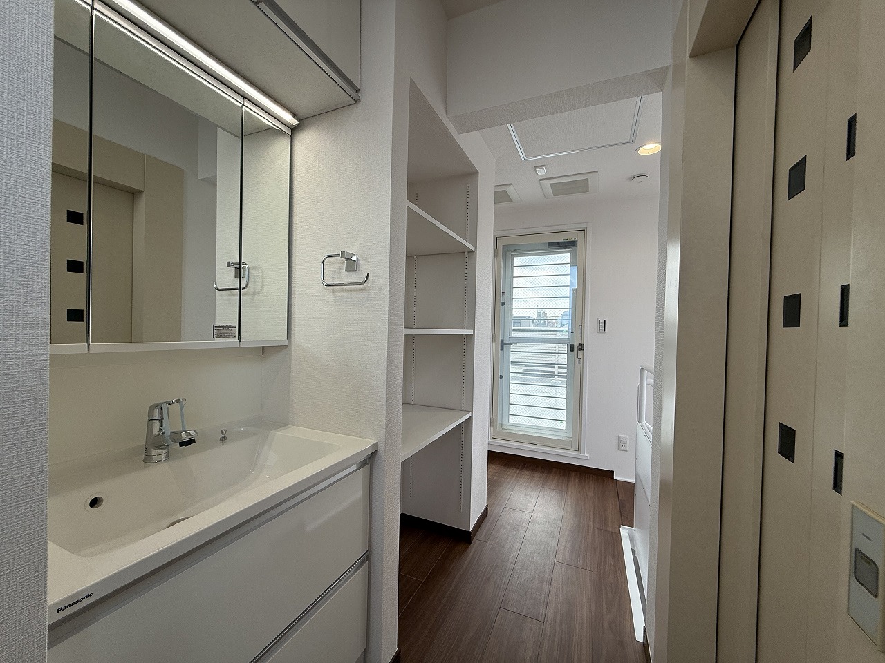 【洗面化粧台(3階)】3階部分にも洗面化粧台が設置されており、忙しい朝の身支度がスムーズに行えます。横に収納棚があり、置き場所に迷いがちなタオルや洗剤などもまとめて収納可能です。