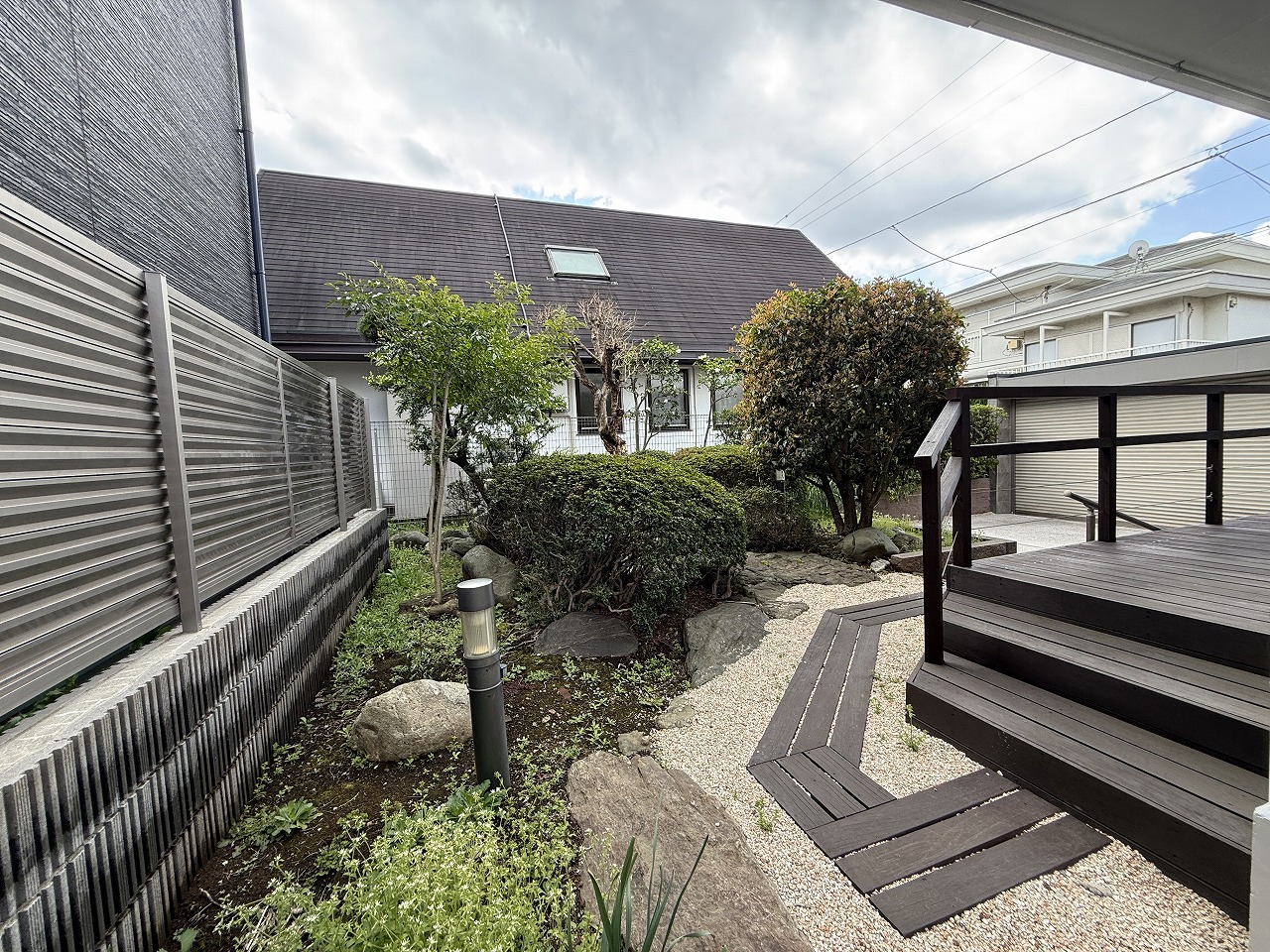 【庭】敷地内の庭は、自宅にいながら緑を感じられる癒しの空間です。家事や仕事の合間に外に出て、リフレッシュの場としても活躍します。