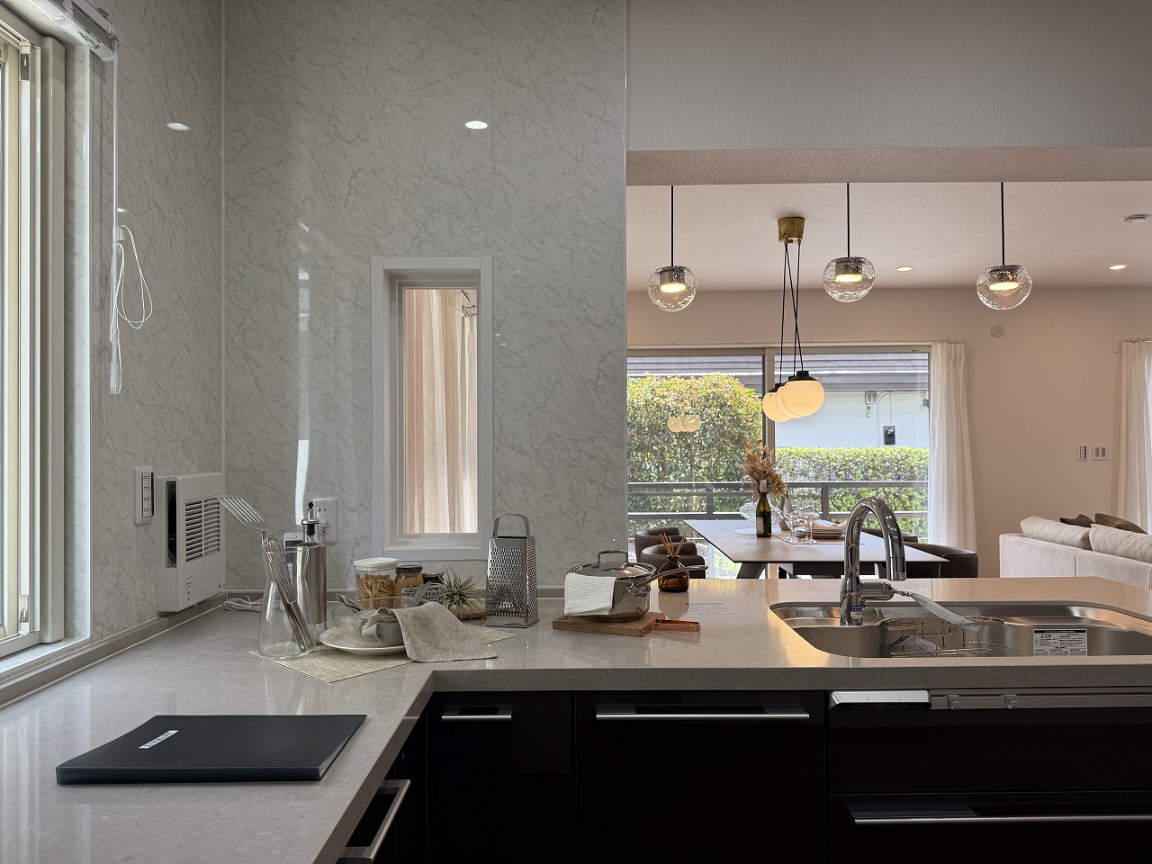 【キッチン(1階)】ダイニング側と対面ですので、作った料理や使い終わった食器などを運ぶのに便利です。カウンター付きなので、ご家族との会話を楽しみながら家事をすることができます。