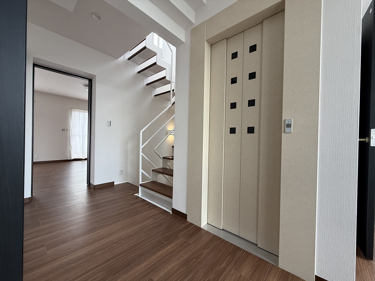 【エレベーター】エレベーターが設置されているので、年齢を重ねても快適に暮らせそうです。重い荷物を運ぶ際にも重宝する設備です。