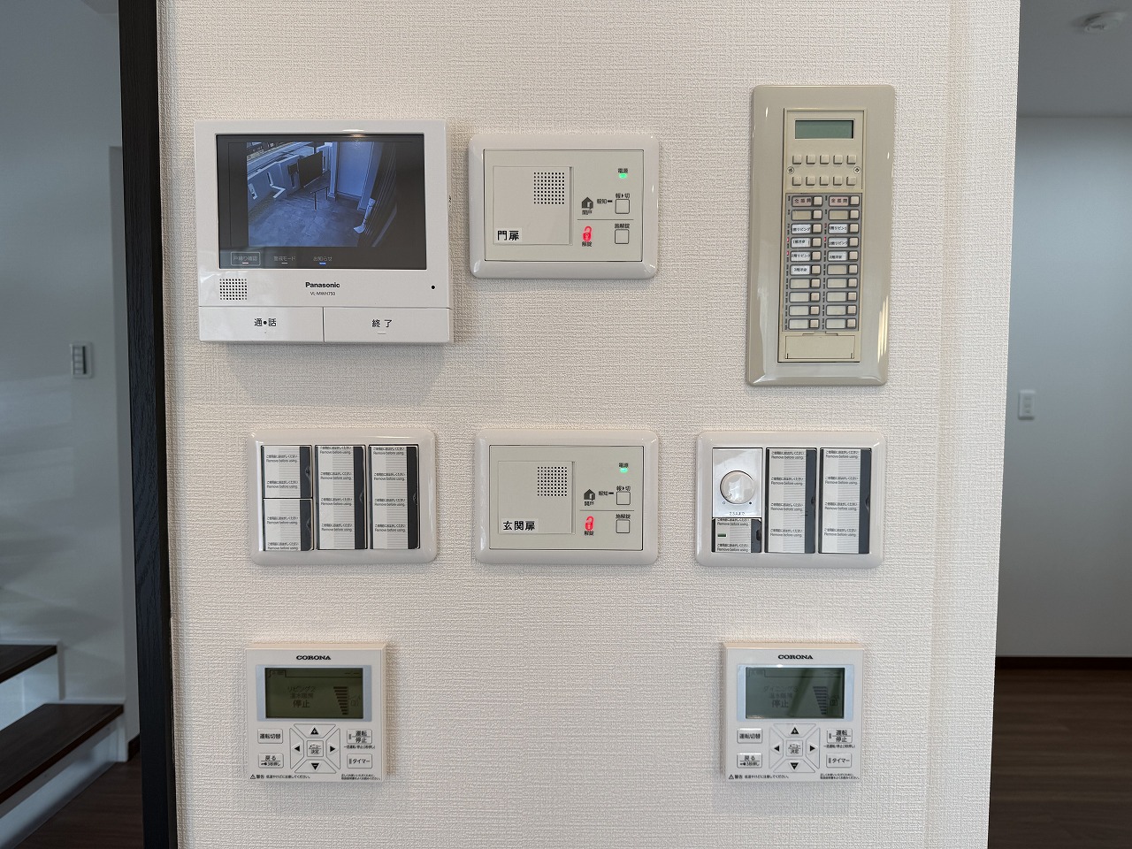 【スイッチ】スイッチ類は集約されています。太陽光発電システムが搭載されているため、省エネルギーな暮らしが叶います。