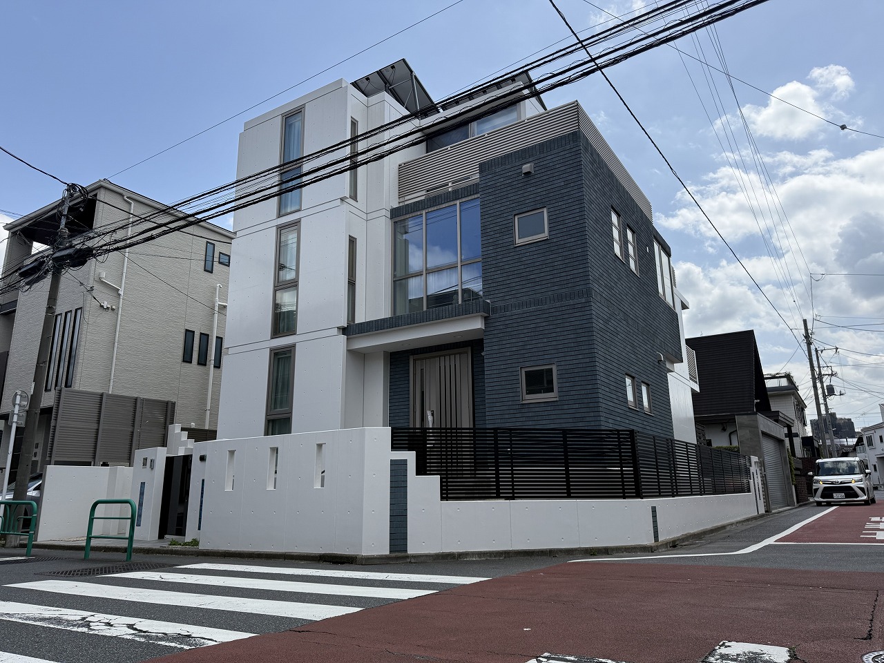 【現地外観写真】2025年10月に大規模修繕工事実施済み、壁式鉄筋コンクリート住宅です。2台分の駐車スペースが備わっています(車種によります)。