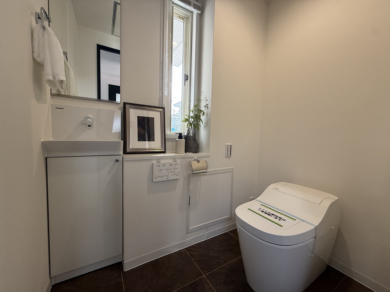 【トイレ(1階)】お掃除がしやすいタンクレストイレ。トイレは各階に設置されているため、来客時にも気兼ねなく利用することができます。