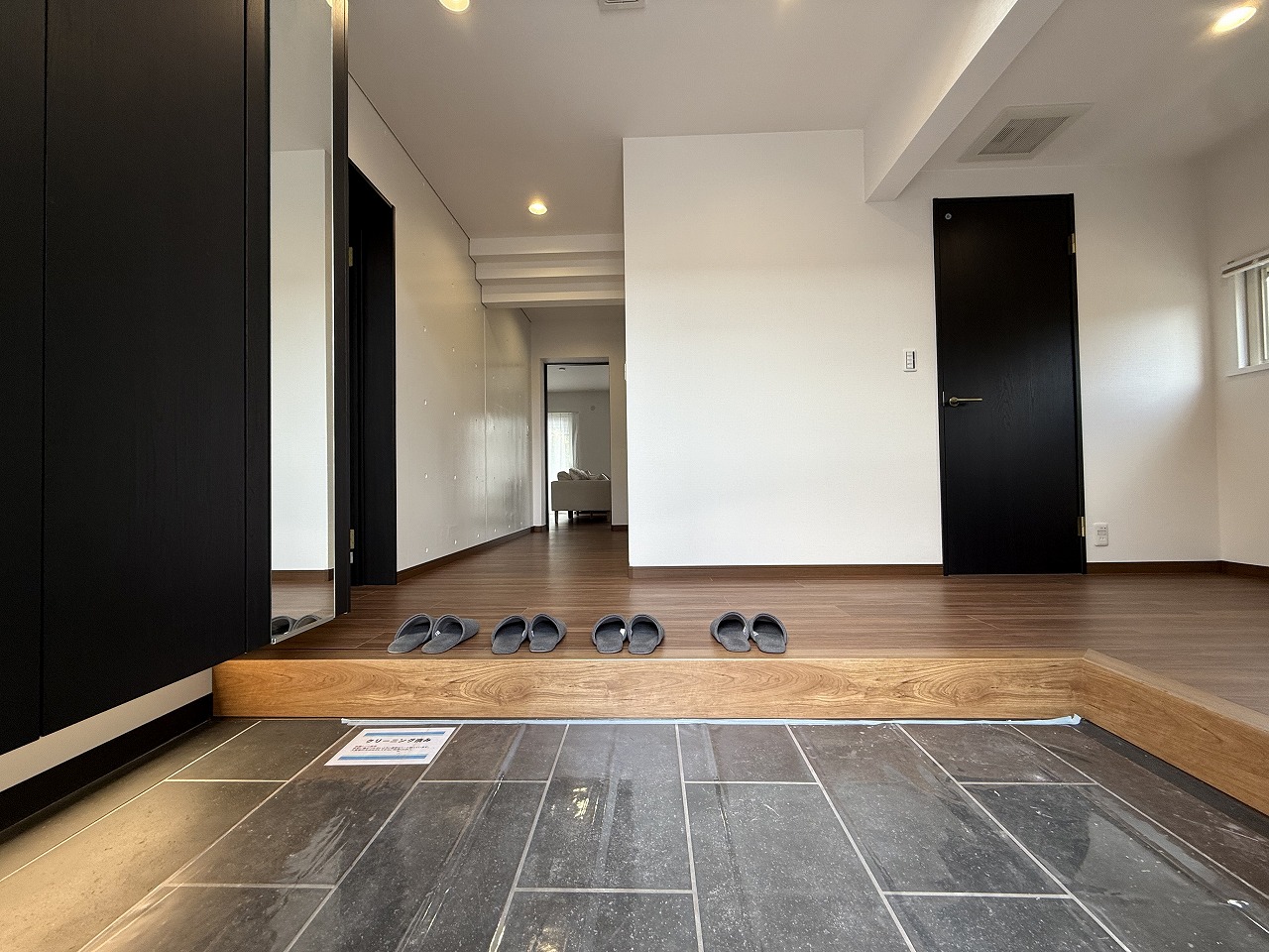 【玄関】物入やシューズボックスなど、玄関付近に豊富な収納スペースが設けられています。すっきり片付いた清潔感のある空間で、ゲストをお出迎えできます。