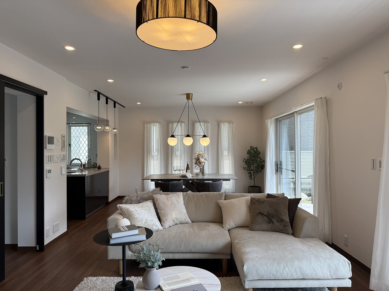 【LDK】南・東の2方向の窓から、部屋中に明るい光が差し込み、風通しも良好です。ご家族皆様で、ゆったりと団欒の時間をお過ごしいただけます。