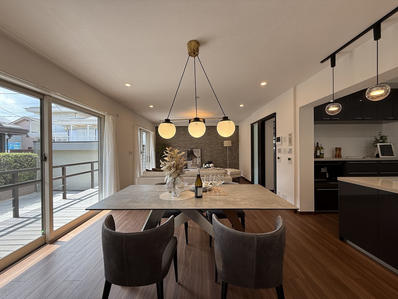 【LDK】落ち着いた色味でまとめられた大人な雰囲気のLDK。お好みのインテリアでお部屋づくりを楽しめます。環境や家計にも優しいオール電化の住まいです。