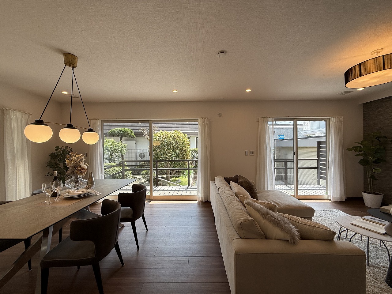 【LDK】ダイニングセットやソファーなど大きな家具も配置しやすい広さ。リビングとダイニングを緩やかに区分けしやすく、メリハリのある暮らしが実現します。