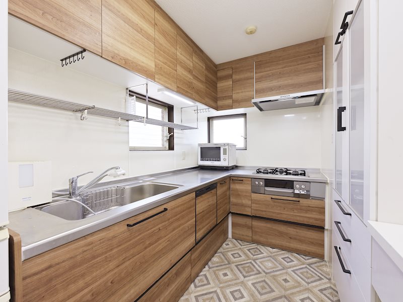 家事動線に配慮されたＬ字型キッチン