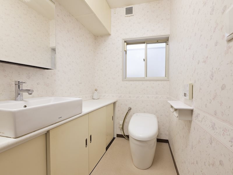 手洗いに便利な洗面台付きトイレ。収納も豊富です。