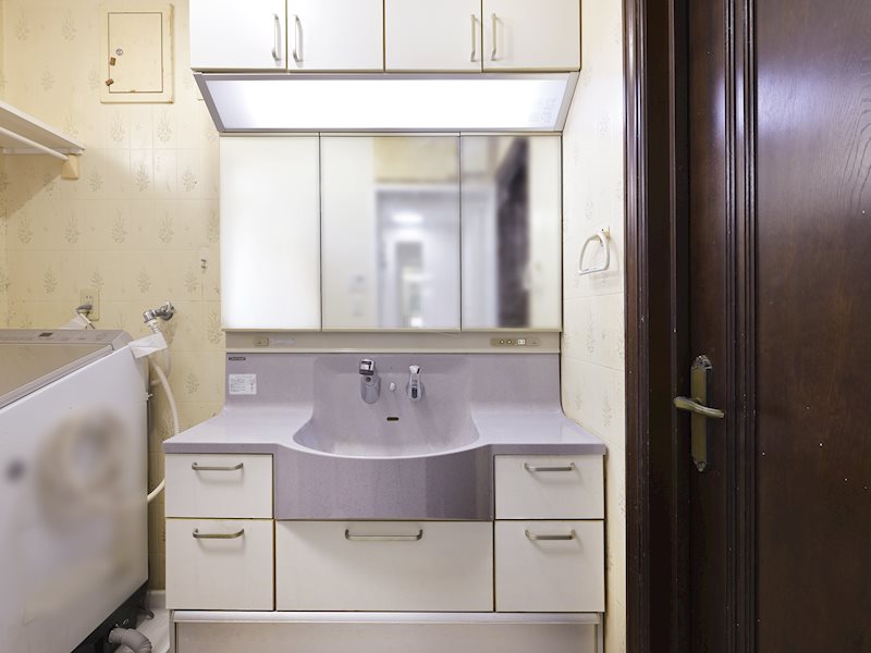 収納豊富な三面鏡付き洗面化粧台