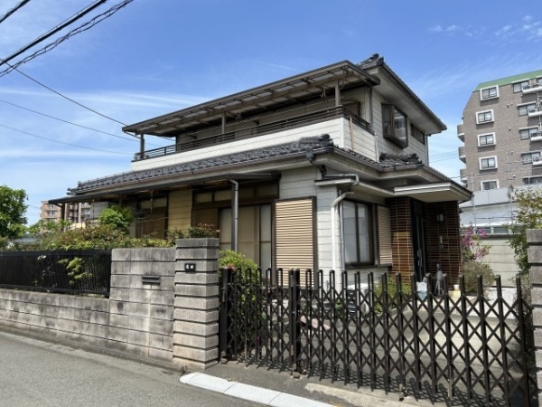 南道路で明るい住宅