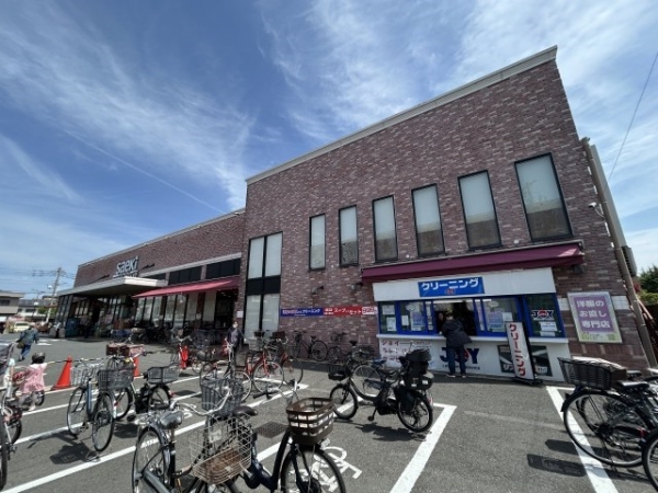 スーパーさえきまで徒歩6分（約430ｍ）