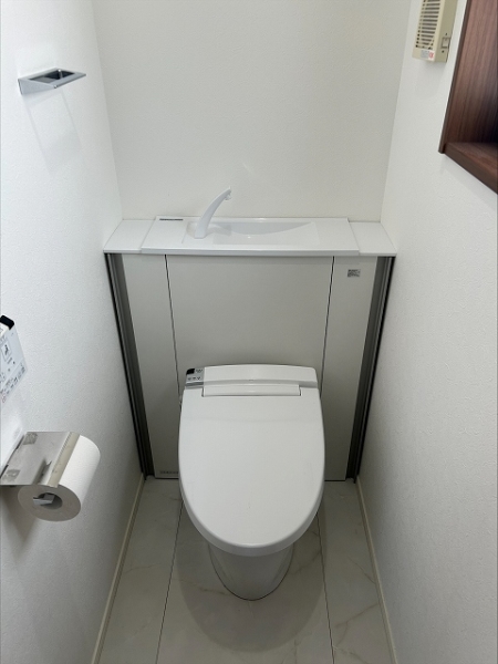 手洗いカウンターを備えた使い勝手の良いトイレ（2階部分）