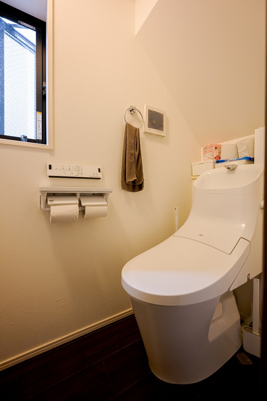 【トイレ】毎日快適にお使いいただける、温水洗浄便座付きのトイレです。壁にリモコンが備え付けられており、操作がしやすいです。