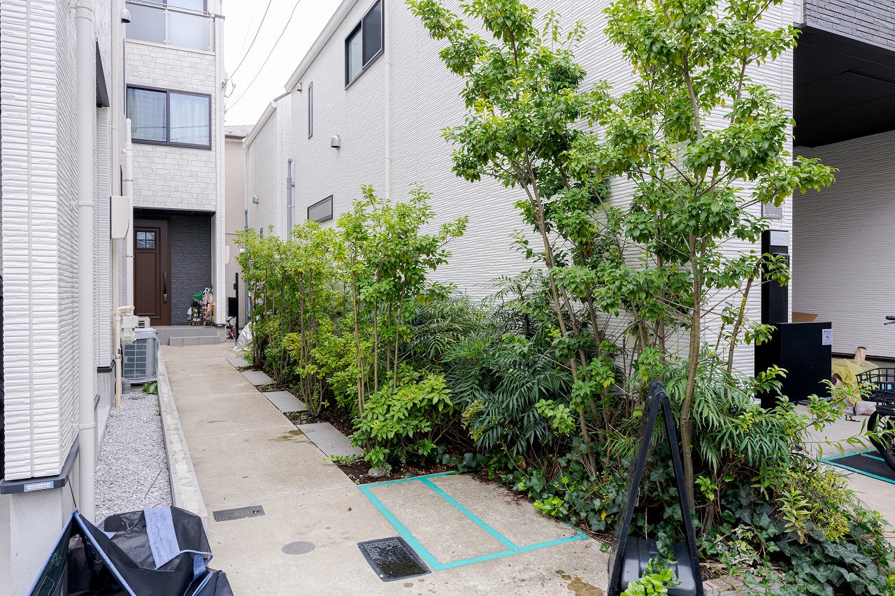 【現地外観写真】まいばすけっと高円寺南2丁目店まで徒歩3分(約210m)。周囲にスーパーやドラッグストアなどの買い物施設が点在しています。※一部CG加工あり