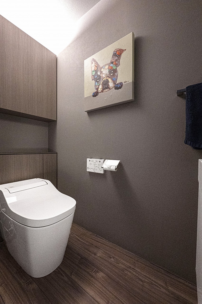 【トイレ】お手入れがしやすいシンプルな形状のトイレです。年間を通じて快適にご使用いただける、温水洗浄便座付き。壁面に設置されているリモコンで、洗浄の強さ・位置などを調整いただけます。