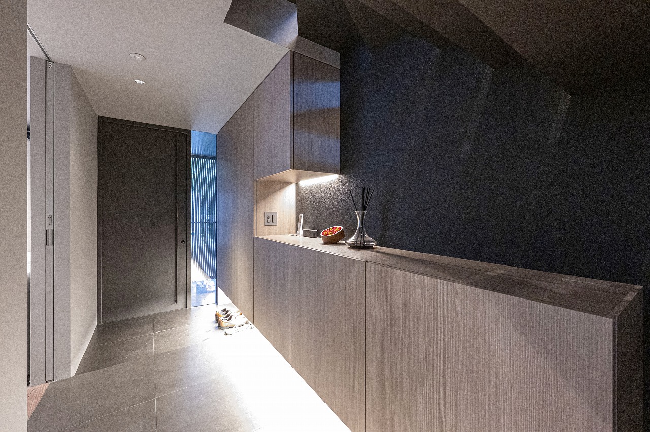 【玄関】ご家族や来訪者を気持ちよく迎え入れてくれる、広々とした玄関ホールです。洗面所が近く、帰宅後すぐに手洗いができ、帰宅動線にも配慮されています。