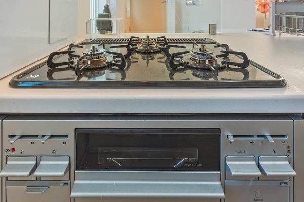 キッチンには3口コンロを備えており、同時調理も可能です