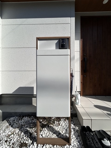 ご不在時にも便利な宅配ボックスがございます