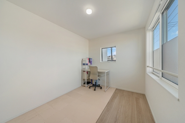 居室は2か所に窓を設け、採光と通風に配慮しています。