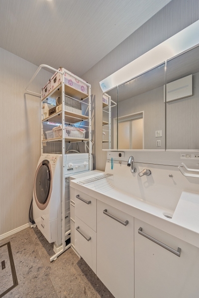 洗面室はゆとりを確保し、朝の身支度もスムーズです。