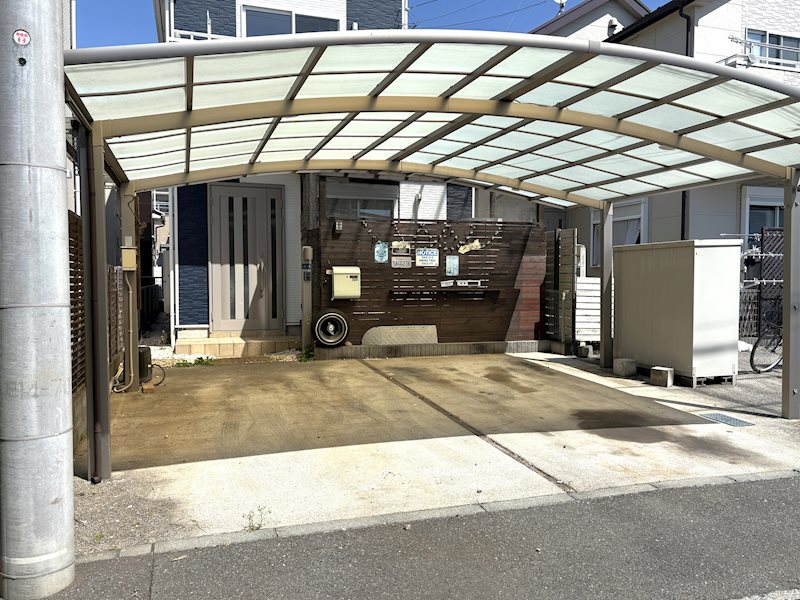 カースペースが2台分ございます。（車種による）