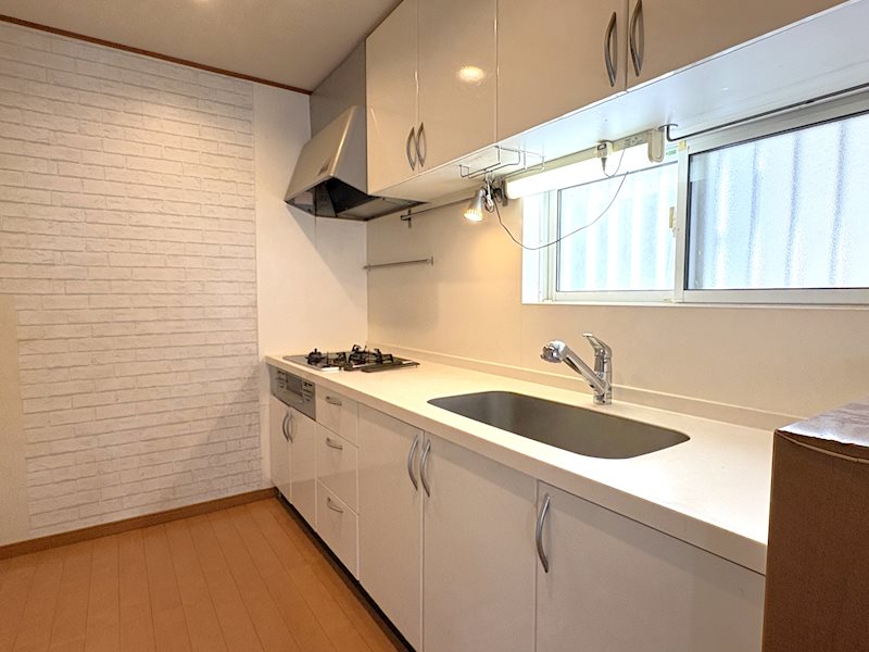 収納付きシステムキッチン。パスタ鍋や圧力鍋の出し入れもスムーズ。