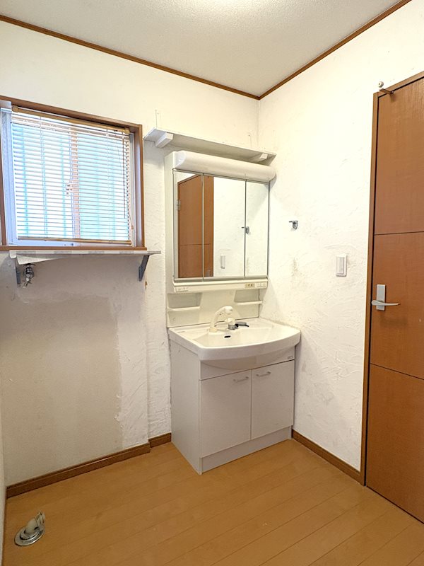 たっぷりの収納を設けたシャワー付洗面台で快適な暮らし。