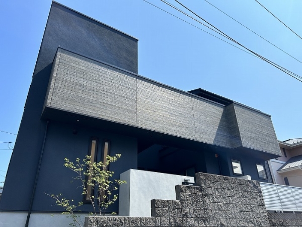 シックな紺にウッドが映える上質な住まいとなります
