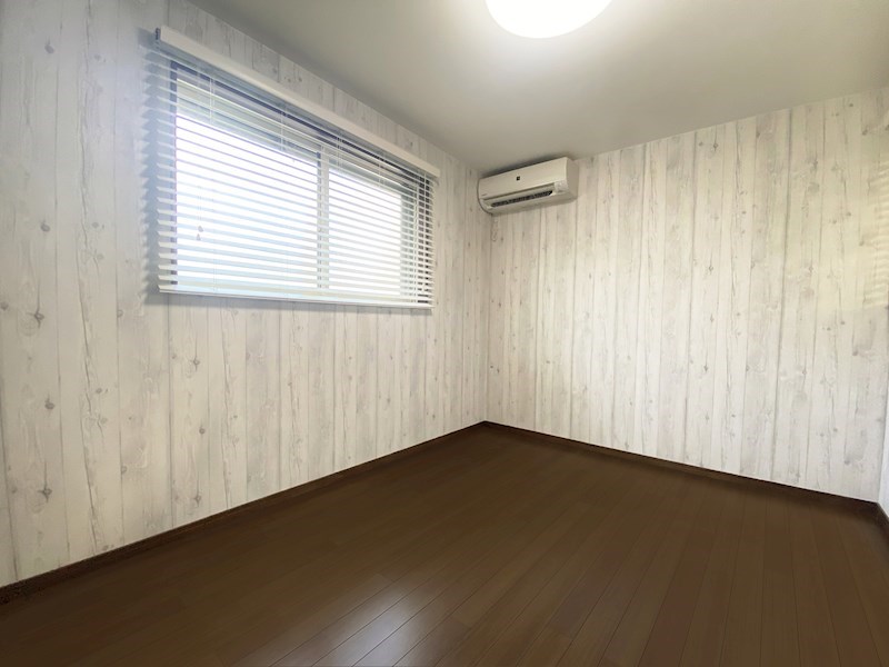 【洋室　約6帖】2面採光につき明るいお部屋。全居室収納スペース付きで広々住空間