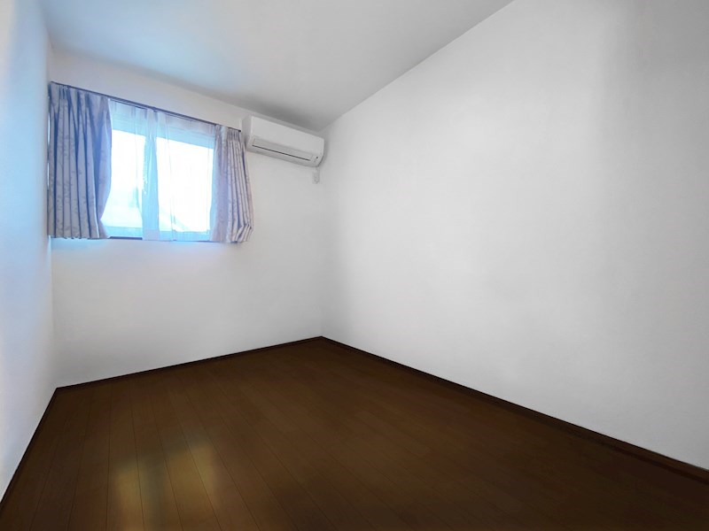 【洋室　約5帖】バルコニーに面した明るいお部屋。子供部屋にも嬉しい全居室収納スペース！