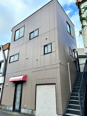 鉄骨造3階建て！