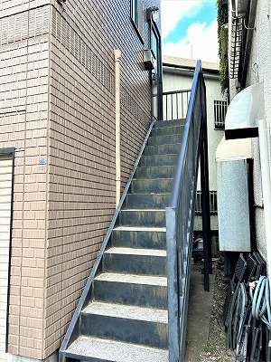 2階玄関までは階段を利用することで入れます！