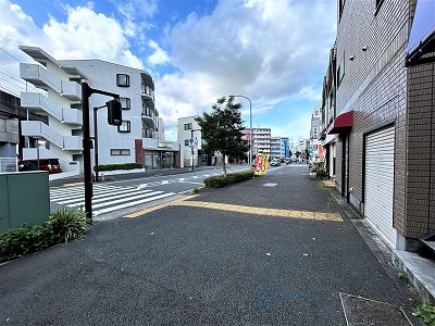 前面道路は道幅も広く舗装された歩道！
