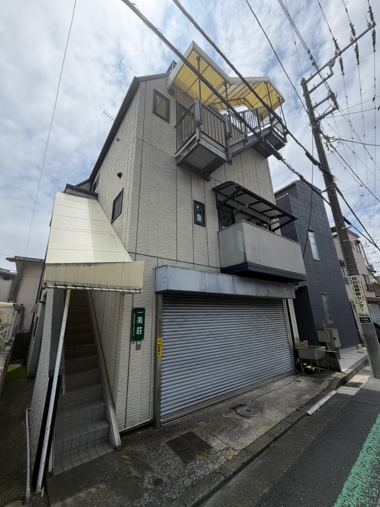 東急東横線「妙蓮寺」駅徒歩9分。鉄骨造3階建ての中古戸建のご紹介です。