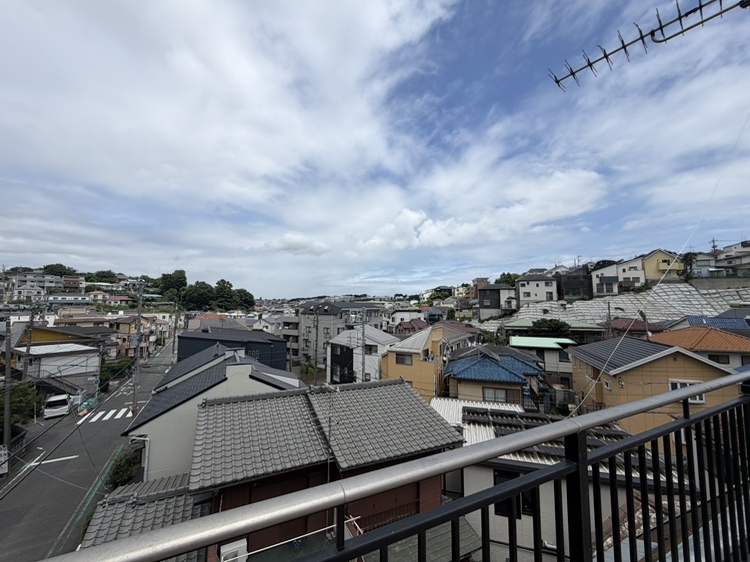 【屋上バルコニー】高い建物がなく、開放的な眺望が広がります。※眺望は将来に渡って保証するものではありません。