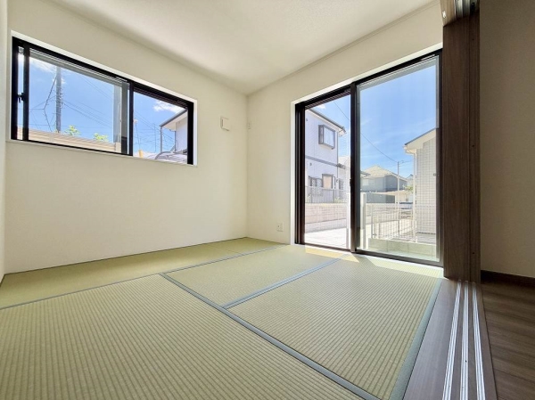 和室は二面採光で暖かい日の光が入ります