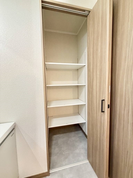 洗面室にも収納がございます