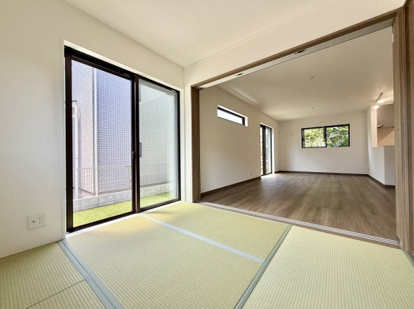 可動間仕切りを開けることで開放感があります