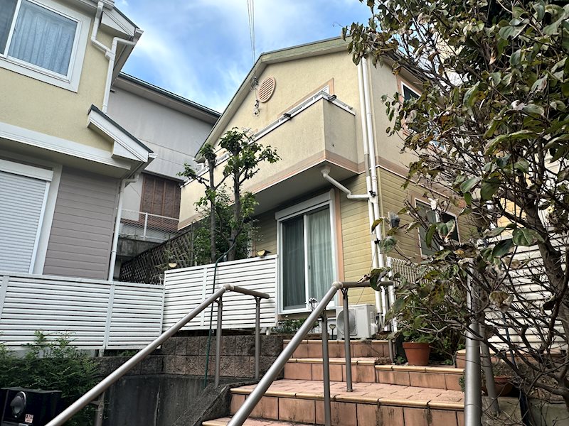 【外観】閑静な住宅地で叶える穏やかな新生活。ターミナル駅「日吉」駅まで徒歩13分。大型車が駐車可・・・