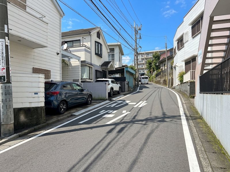 【外観】閑静な住宅地で叶える穏やかな新生活。ターミナル駅「日吉」駅まで徒歩13分。大型車が駐車可・・・