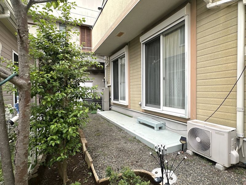 【庭】周囲の視線を気にせず、外の空気に触れられます。お気軽にお問い合わせください。