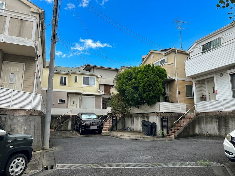 【外観】閑静な住宅地で叶える穏やかな新生活。ターミナル駅「日吉」駅まで徒歩13分。大型車が駐車可・・・