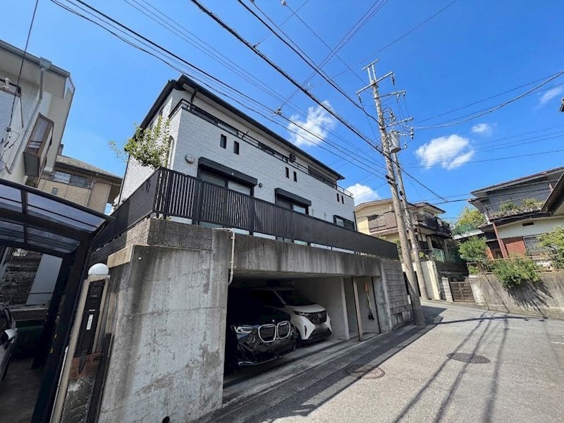 【外観】トヨタホーム東京(株)施工！こだわりの注文住宅！並列２台駐車可能！バイクや自転車も置ける・・・