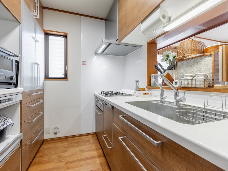 ＜キッチン＞　キッチンはゆとりのスペースを確保。食器洗い乾燥機完備。