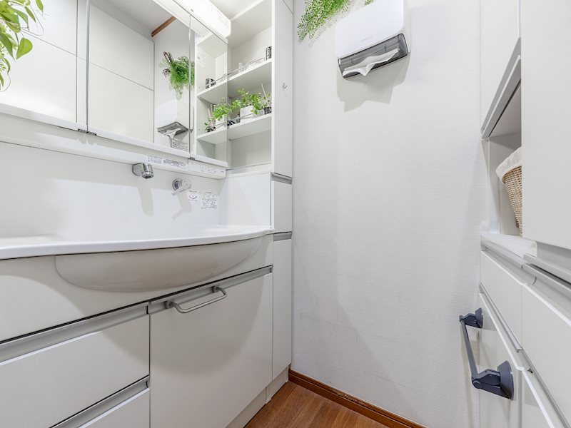 ＜洗面所・洗面化粧台＞　収納豊富な使いやすい洗面化粧台。