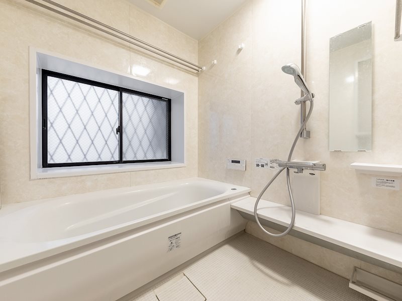 ＜浴室＞　窓があり、ゆったりとした浴室です。2015年にリフォーム履歴があります。