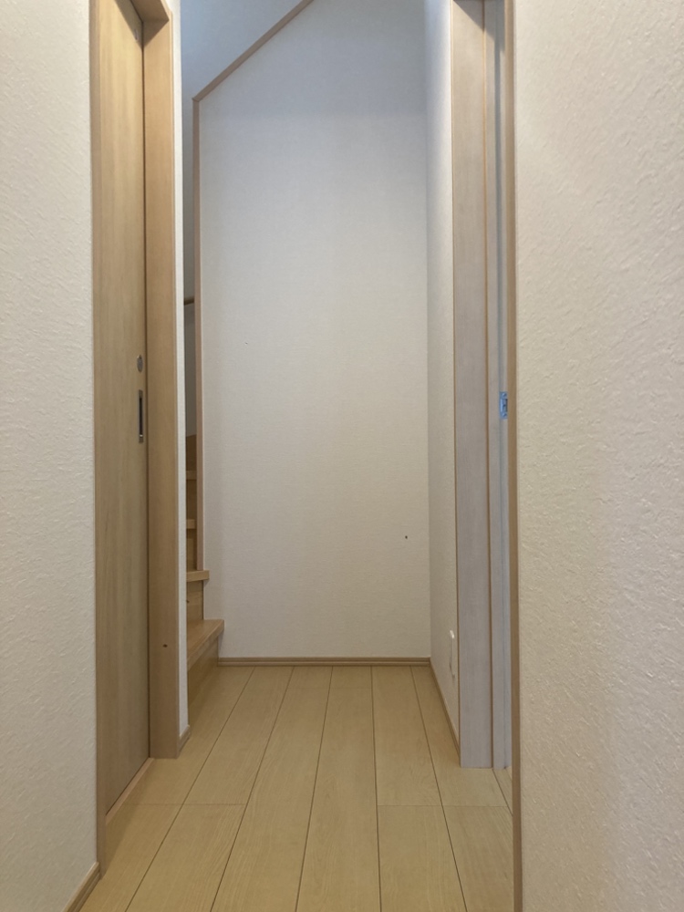 【廊下】玄関先からは室内の様子が見えない造りのため、プライバシーが守られます。廊下の先にすぐ階段があり、1・2階の各部屋への移動もスムーズです。
