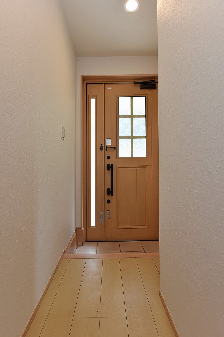 【廊下】玄関には親子ドアが採用されています。子扉も開くことで開口部を広げられるので、大型家具の搬入やベビーカーの出し入れの際などに便利です。